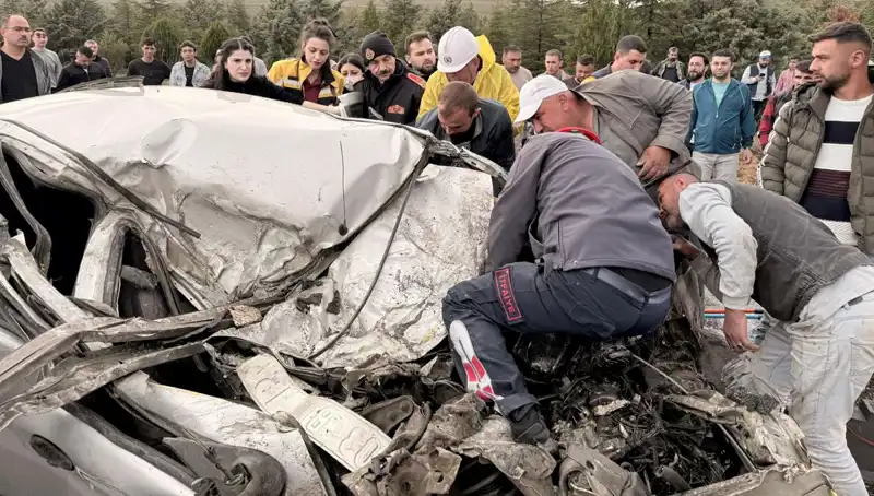 TIR ile Çarpışan Araç Kağıt Gibi Ezildi: Kaza Sonrası Şok Görüntüler!
