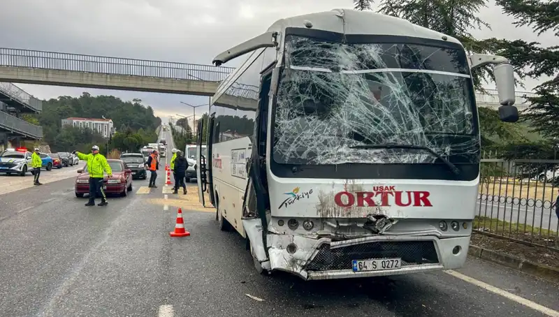 Uşak'ta İşçi Servisleri Kaza Yaptı: Birçok Yaralı Hastaneye Kaldırıldı