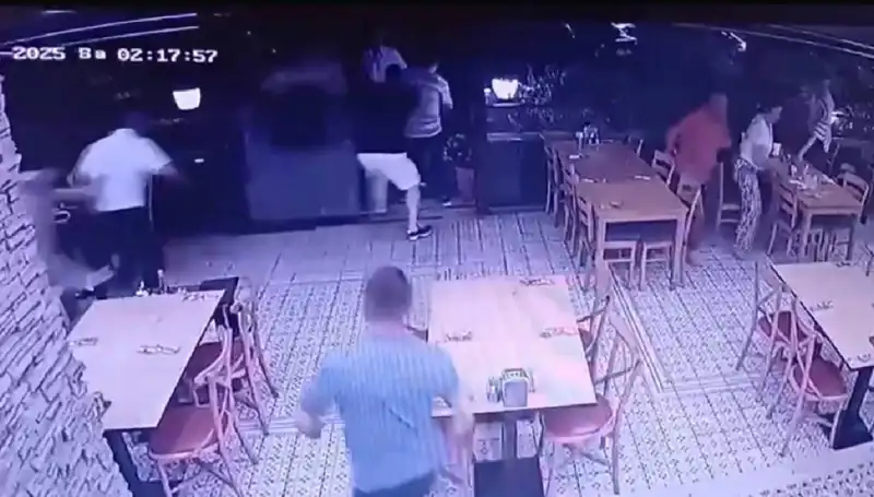 Deprem Anı Güvenlik Kameralarına Yansıdı: Korku Dolu Anlar