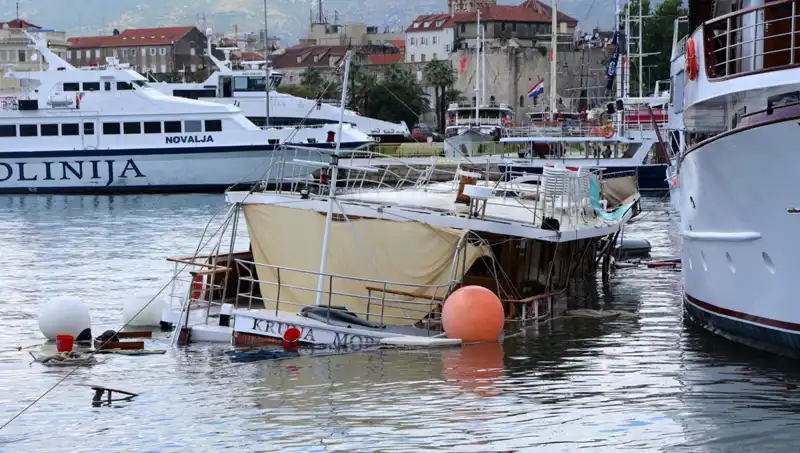 Hırvatistan'da Şiddetli Fırtına: Feribotun Çarptığı Gemi Batma Tehlikesiyle Karşı Karşıya