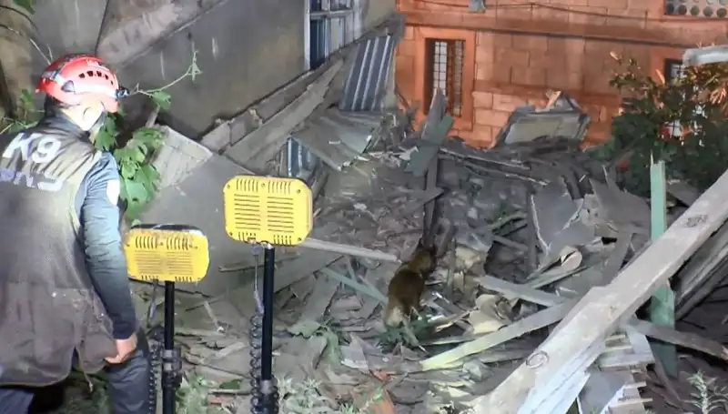 İstanbul'da Deprem Sonrası Çöken Bina, Can Kaybına Yol Açtı