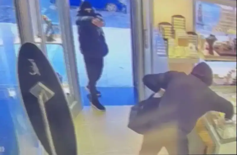 Ümraniye'de Korkutan Soygun Girişimi: Maskeli Saldırganlar Caddeyi Sardı