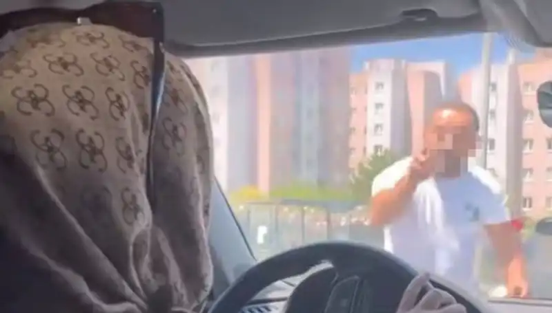 Trafikte Dehşet Anları: Önü Kesen Sürücü Aracın Camını Yumrukladı