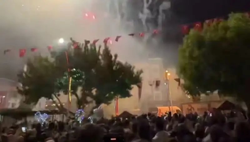 Havai Fişek Gösterisi Sırasında Yaşanan Kazalar Hastanelik Etti