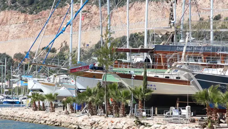 Kaş’ta Yaz Sezonunun Vazgeçilmezi: Gezi Tekneleri Hazırlıklara Başladı