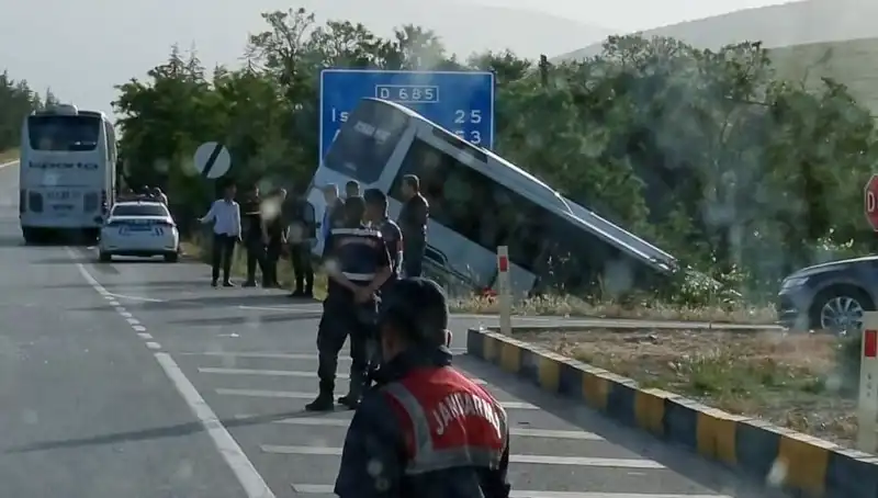 Isparta'da Tur Otobüsü İle Yolcu Otobüsü Çarpıştı, Yaralılar Var!