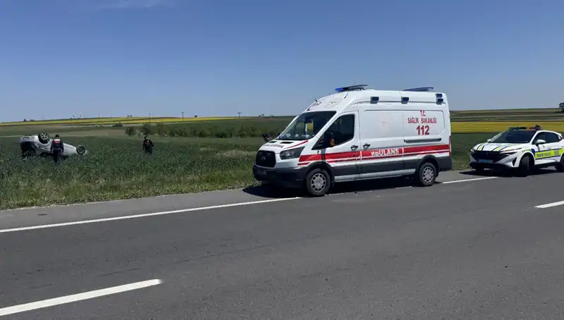 Edirne'de Devrilen Araçta Korkutan Kaza: Sürücü ve Eşi Yaralandı