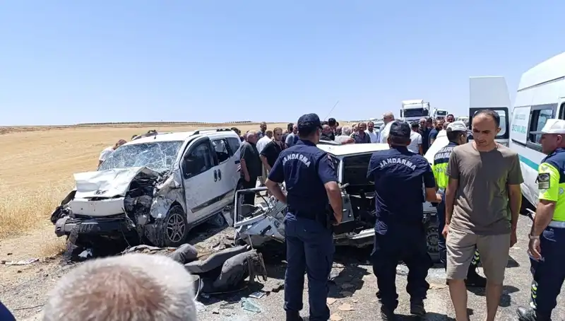 Otomobil ve Hafif Ticari Araç Çarpıştı: 4 Ölü, 1 Yaralı