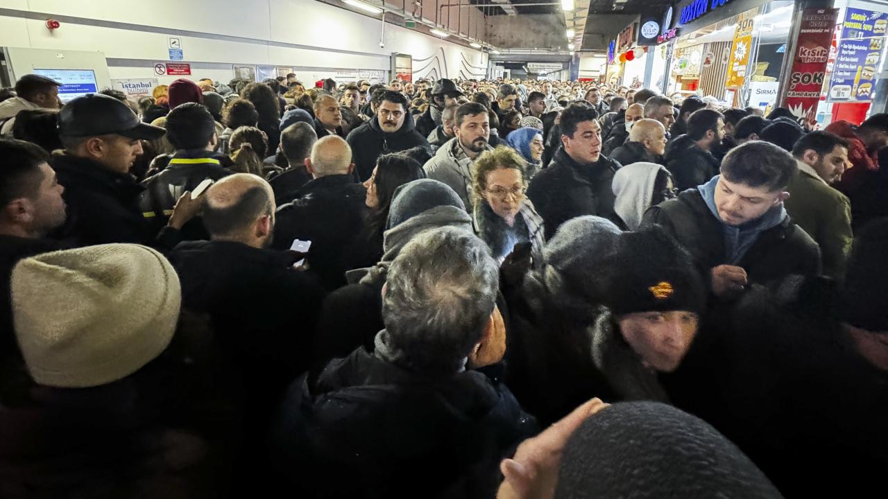 İstanbul'da Kar Yağışı Ulaşımı Olumsuz Etkiliyor