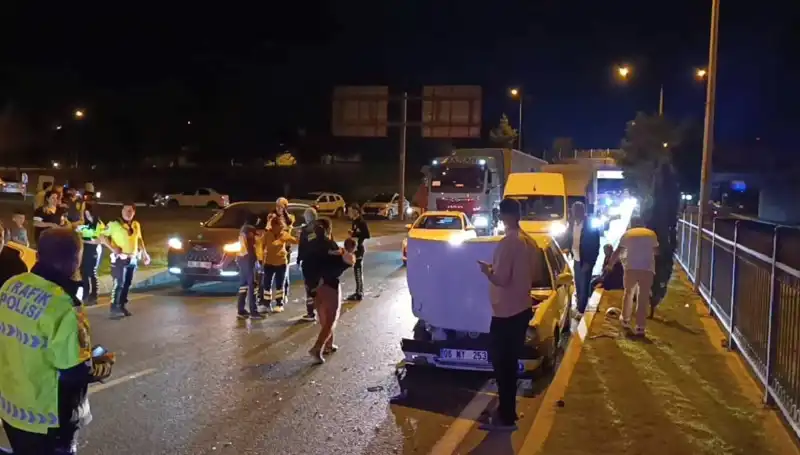 Otoyolda Gerçekleşen Geri Dönüş Kazasında İkisi Çocuk Dört Kişi Yaralandı