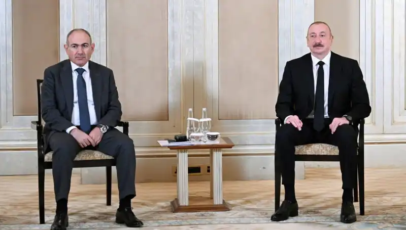 Aliyev ve Paşinyan'dan Tarihi Buluşma: Abu Dabi'de Barış Arayışı