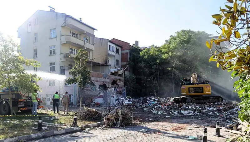 Sındırgı'da Şiddetli Sarsıntılar: Deprem Artçıları Halkı Tedirgin Ediyor