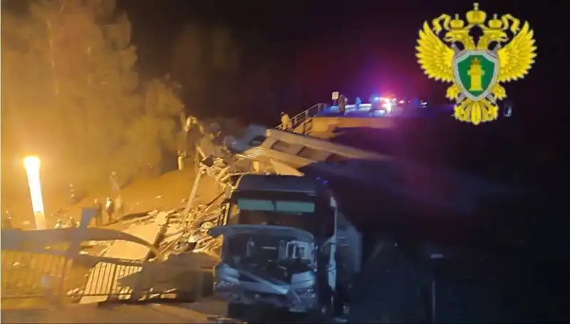 Rusya'da Tren Üzerine Çöken Köprü: Korkunç Kaza Detaylarını Açıklıyoruz