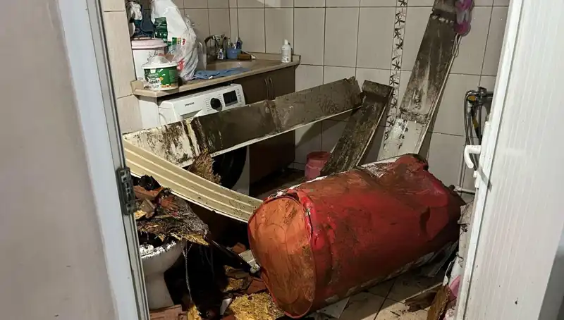 Ege Bölgesi'nde Fırtına: Devrilen Ağaçlar ve Beyaz Caddeler