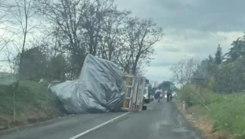 Tekirdağ’da Saman Yüklü TIR Devrildi: Kaza Sonrası Çarpıcı Gelişmeler