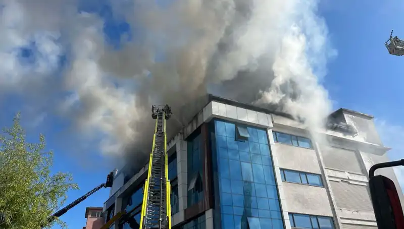 Esenyurt'ta Tekstil Atölyesindeki Yangın, Çalışanları ve Civarı Korkuttu
