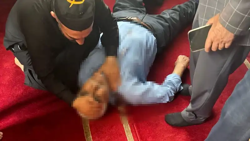 Camide Namaz Kılan Adam Bıçaklı Saldırıya Uğradı: Şok Olayın Detayları