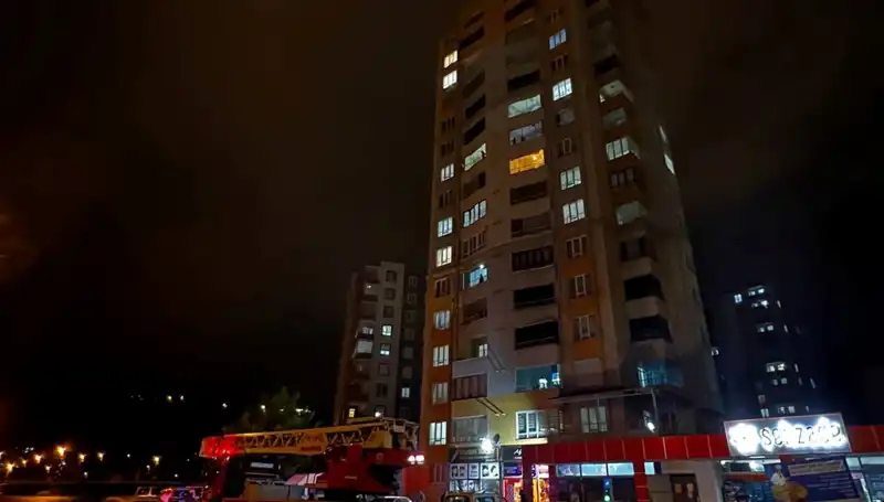Yıldırım Düşmesi Apartmanın Çatısında Neler Yaratıyor?