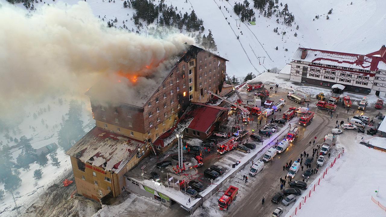 ** Kartalkaya Kayak Merkezi'nde Otel Yangınında 10 Kişi Öldü

**