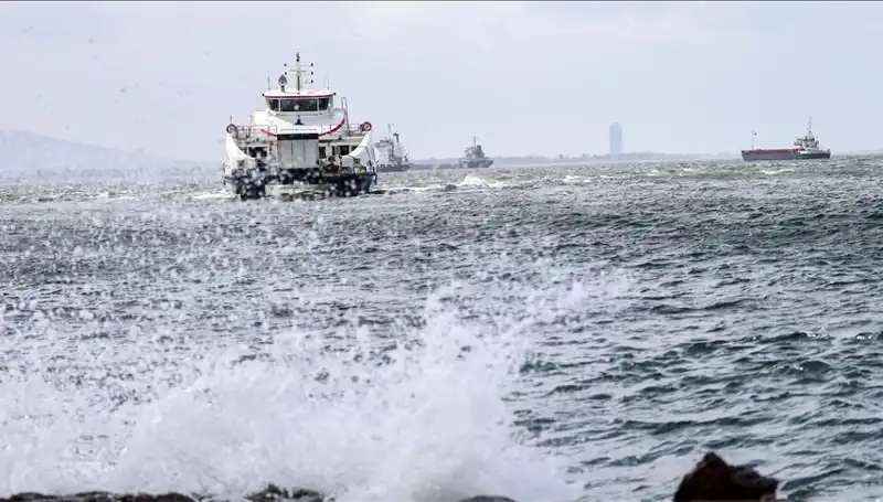 İzmir'de Vapur Seferlerine Fırtına Nedenli Akıbet Belirsizliği