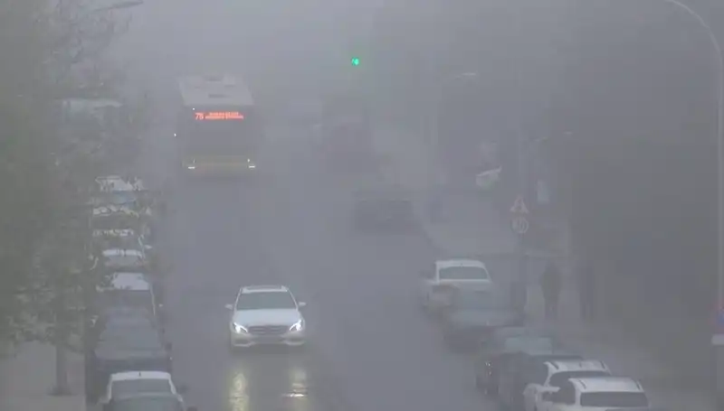 İstanbul'da Sis Alarmları: Görüş Mesafesi Düşüyor, Trafik Tehlikeye Girdi