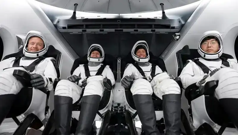 SpaceX'in Tarihi Görevi: Uzay Yolcuları Güvenle Dünya'ya Döndü!