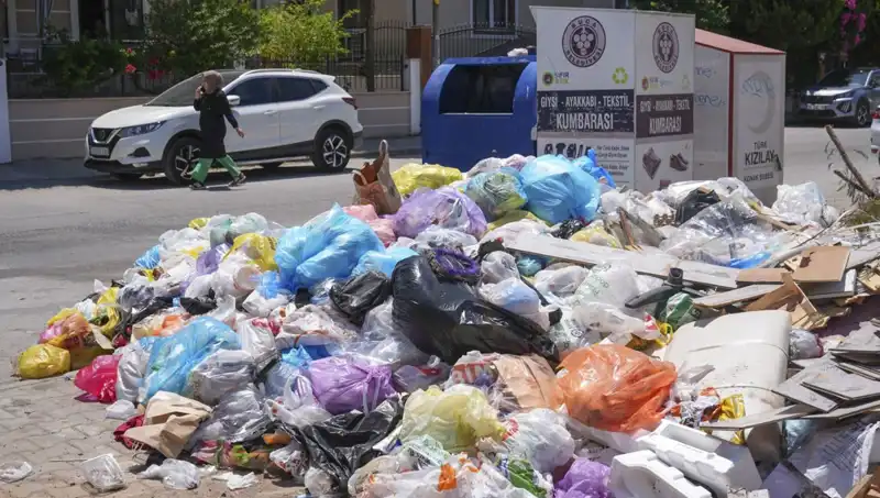 İzmir’in Sokaklarında Artan Çöp Yığınları: Nedenleri ve Çözüm Önerileri