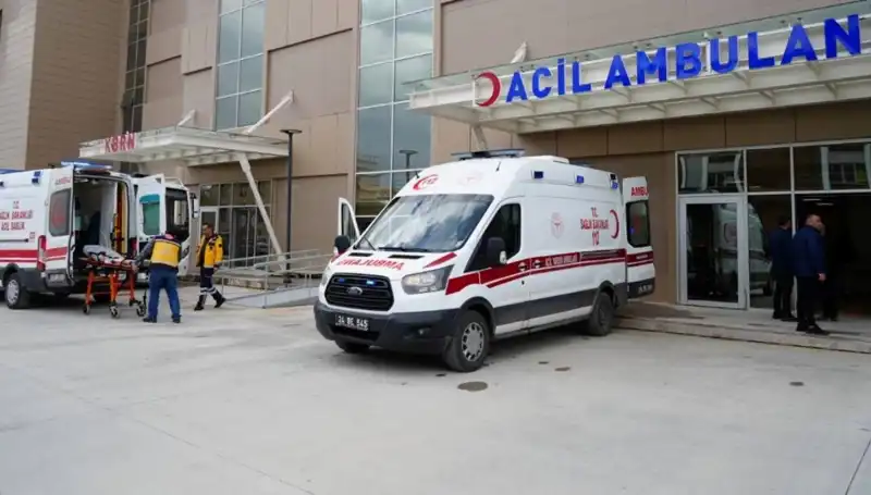 Erzincan'da Feci Trafik Kazası: Bir Genç Hayatını Kaybetti, Üç Kişi Yaralı