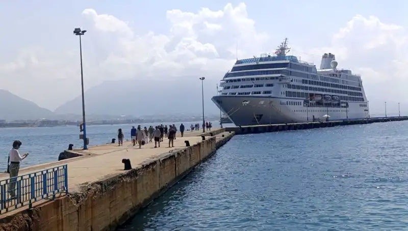 ABD'li Turistlerin Alanya Seyahati: Kruvaziyerle Gelen Misafirler Şehrin Yüzünü Gülümsetti