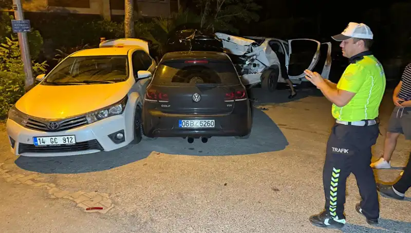 Alkollü Sürücü Sokağı Birbirine Kattı: Üç Araca Çarptı, Büyük Panik Yaşandı