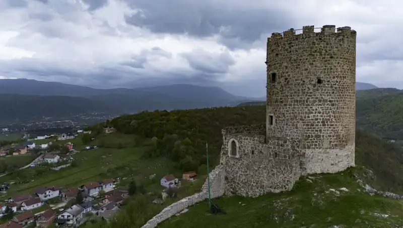 Bosna Hersek’in Gizemi: Sokolac Kalesi Yüzyıllara Meydan Okuyor