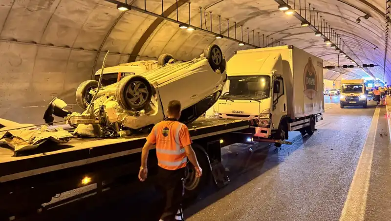Kuzey Marmara Otoyolu'nda Otomobil ve Kamyonet Kaza Yaptı, 2 Yaralı