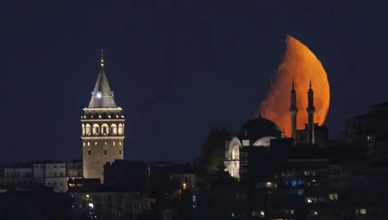 İstanbul'da Yarım Ay Güzelliği: Doğanın Büyüsü Şehirde Hayranlık Uyandırdı