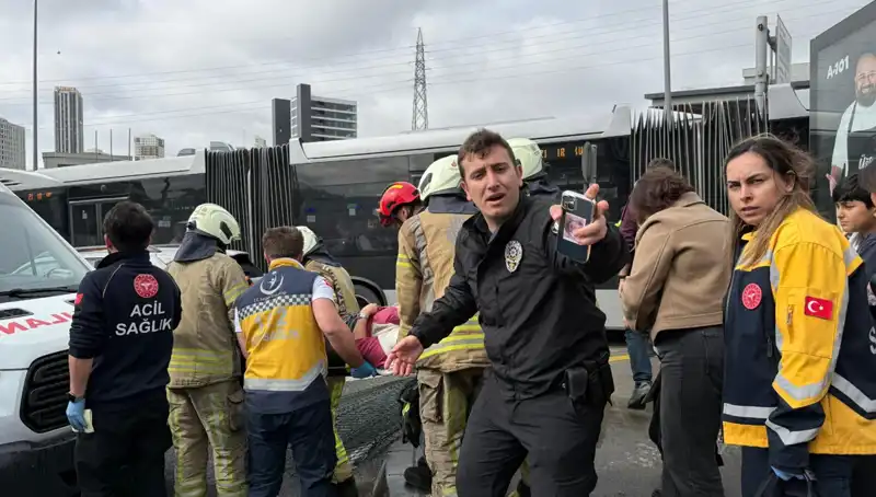 Metrobüs Kazası İstanbul'u Sarsıyor: Seferler Durduruldu, Hayatlarını Kaybedenler Var