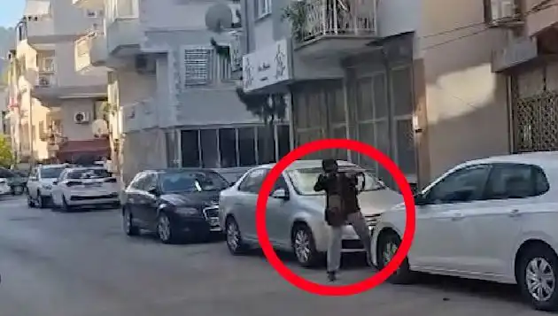 İzmir’de Gergin Anlar: Saldırganla Çatışma Anlarının Kayıtları Ortaya Çıktı