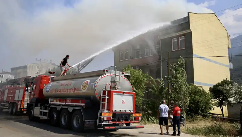 Çatı Katında Meydana Gelen Yangın, Mahalleden Yükselen Dumanlarla Korku Yarattı
