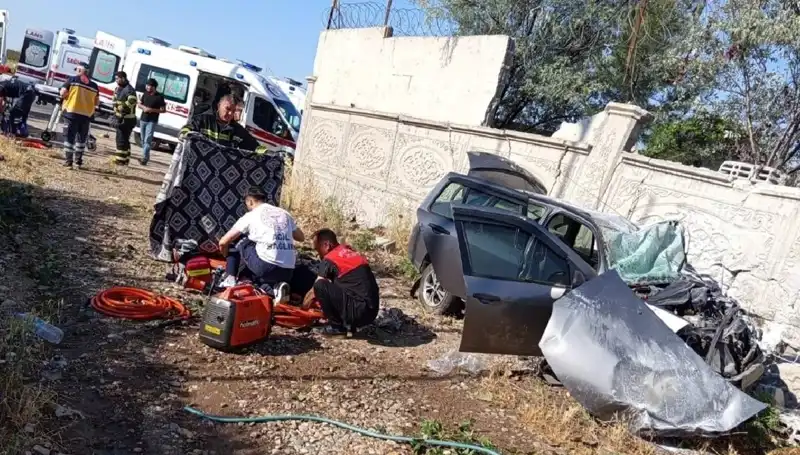 Lastiği Patlayan Araç İstinad Duvarına Çarptı: 1 Ölü, 6 Yaralı