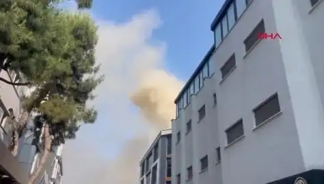 İstanbul'da 4 Katlı İş Merkezinde Yangın: Acil Müdahale Devam Ediyor