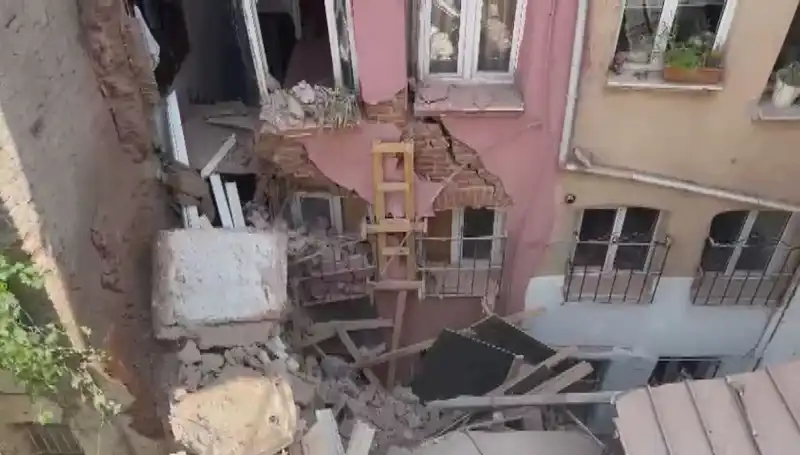 İstanbul'da Korkutan Olay: Üç Katlı Bina Balkonu Çöktü!