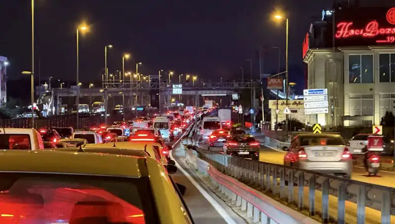 Yenibosna Metrobüs Yaya Üst Geçidinde Genişletme Çalışmaları Başlıyor