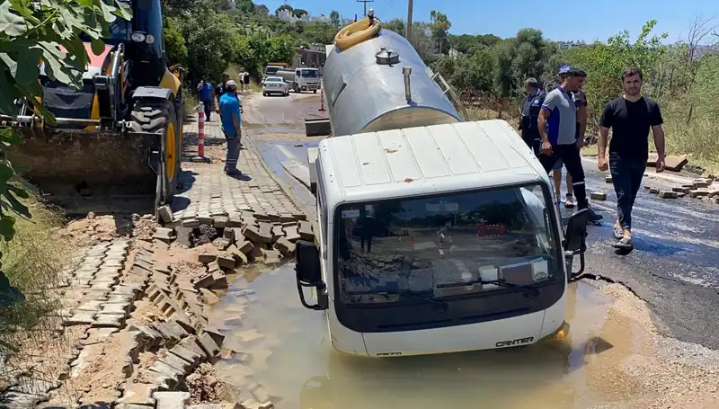 Bodrum'da Su Hattı Patladı, Tanker Çukura Düşerek Büyük Hasar Oluşturdu