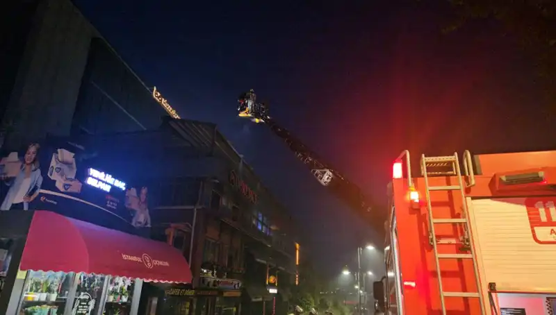 Beşiktaş'ta Yangın Korkusu: 3 Katlı Restoranda Alevler Yükseldi