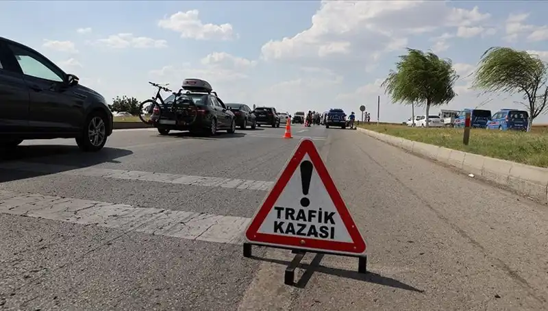 Adana'da Trafik Kazası: Kamyon ve Otomobil Çarpıştı, Hayatını Kaybeden Var