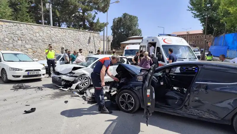 Bitlis'te İki Otomobilin Çarpışması Sonucu 10 Kişi Yaralandı