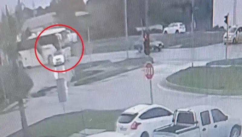 Yolcu Otobüsü Kırmızı Işıkta Dururken Çarptı: Kaza Anı Kamerada