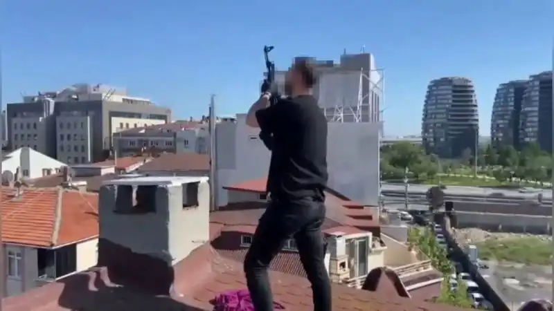 İstanbul'da Gerilim Dolu Operasyon: Çatıdaki Şüpheliler ve Bacadan Çıkan AK-47