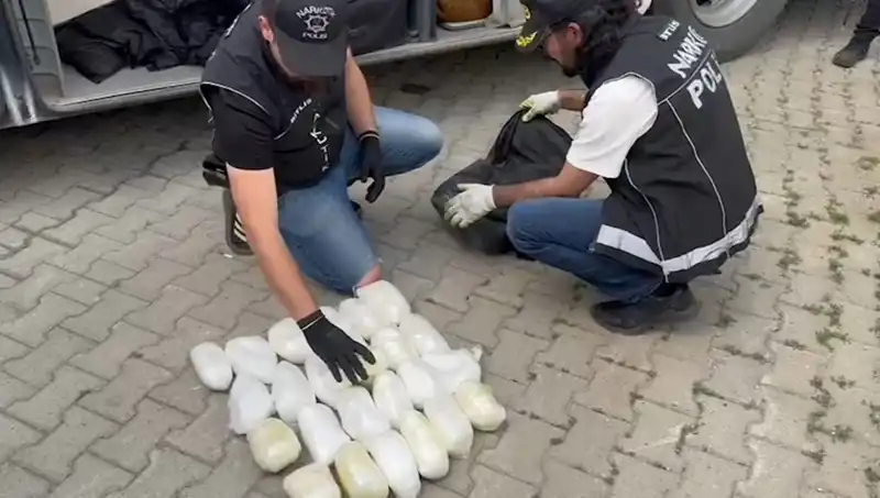 Yolcunun Valizinden 13 Kilo Metamfetamin Çıktı: Uyuşturucu Ruhu Kargaşası