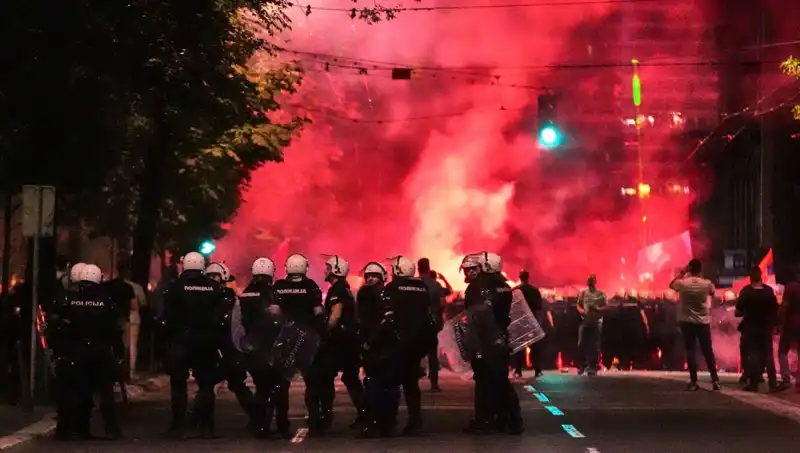 Sırbistan’da Erken Seçim Gösterileri: On Binler Sokağa İndi, Gözaltılar Var!