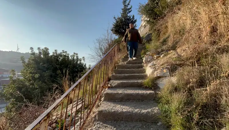Uçurumun Kenarındaki Evler: 107 Basamaklı Merdivenin Zorlu Yolculuğu