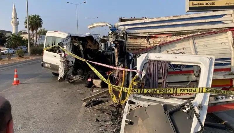 Mersin'de Tatil Yolunda Feci Kaza: İki Kişi Hayatını Kaybetti